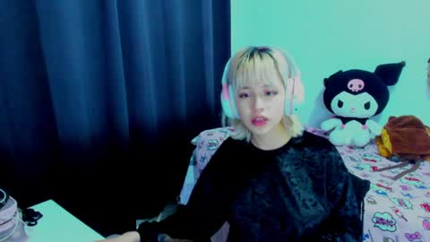 Snapshot of azu_moure chatting on May 19, 2026, 4:19 am Azu Moure online show from May 19, 2026, 4:19 am