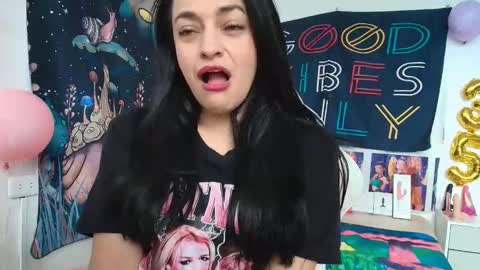 Azucena R online show from May 15, 2026, 2:35 pm