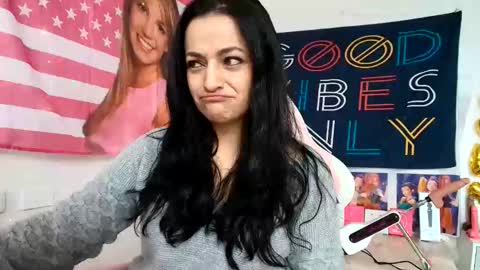 Azucena R online show from June 5, 2026, 3:29 pm