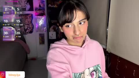 Snapshot of b0nnie_h0ney chatting on January 28, 2025, 11:39 pm Lyanna online show from January 28, 2025, 11:39 pm