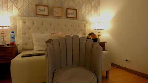 Anny online show from October 13, 2025, 1:22 pm