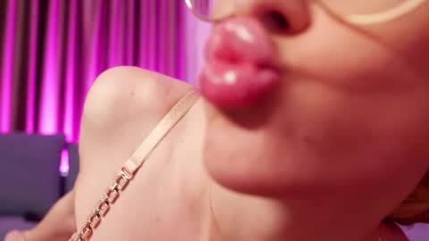 Alessia online show from November 26, 2025, 9:27 pm