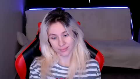 baby_kitte online show from December 8, 2024, 6:43 am