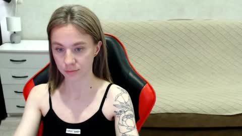 baby_kitte online show from October 11, 2025, 9:52 am