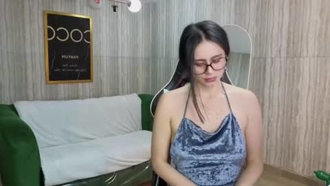 Bella online show from September 12, 2025, 9:04 pm