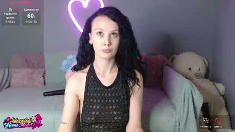 Snapshot of bea_doll chatting on July 6, 2026, 1:24 am Bea online show from July 6, 2026, 1:24 am