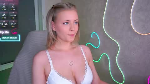 Snapshot of beatris_mils chatting on April 19, 2026, 4:39 pm Beatrice online show from April 19, 2026, 4:39 pm