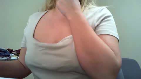 Snapshot of beauty_annyta chatting on March 19, 2026, 9:02 am beauty_annyta online show from March 19, 2026, 9:02 am