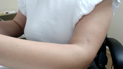 Snapshot of beauty_annyta chatting on April 3, 2026, 9:40 am beauty_annyta online show from April 3, 2026, 9:40 am