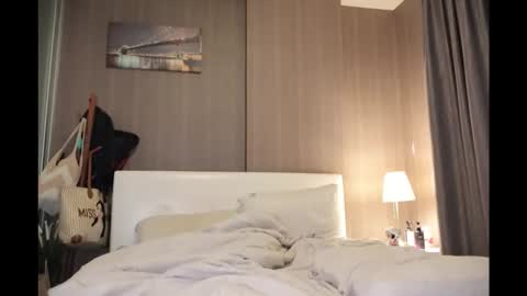 bee_thai online show from April 16, 2026, 9:39 pm