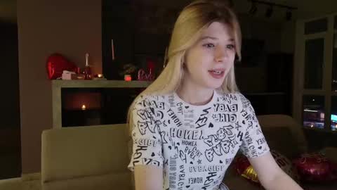 Snapshot of bella_amoury chatting on February 16, 2025, 6:54 pm Bella online show from February 16, 2025, 6:54 pm