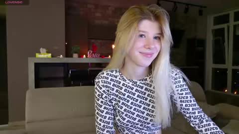 Snapshot of bella_amoury chatting on March 10, 2025, 9:18 pm Bella online show from March 10, 2025, 9:18 pm