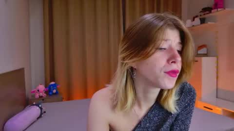 Snapshot of bella_amoury chatting on October 24, 2025, 11:45 pm Bella online show from October 24, 2025, 11:45 pm