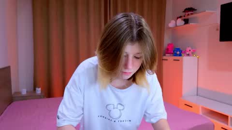 Snapshot of bella_amoury chatting on November 17, 2025, 9:42 pm Bella online show from November 17, 2025, 9:42 pm