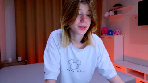 Snapshot of bella_amoury chatting on November 18, 2025, 2:54 pm Bella online show from November 18, 2025, 2:54 pm