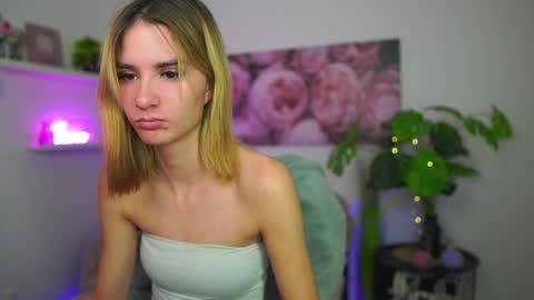 BellaBlonde online show from December 18, 2025, 2:45 pm