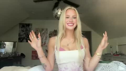 Snapshot of bella_christian chatting on June 5, 2026, 8:03 pm Bella Baby online show from June 5, 2026, 8:03 pm