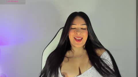 Snapshot of bella_hadid1_ chatting on December 12, 2024, 1:06 pm Laura online show from December 12, 2024, 1:06 pm