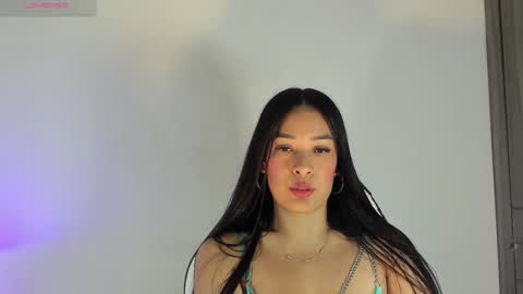 Snapshot of bella_hadid1_ chatting on December 18, 2024, 9:47 am Laura online show from December 18, 2024, 9:47 am