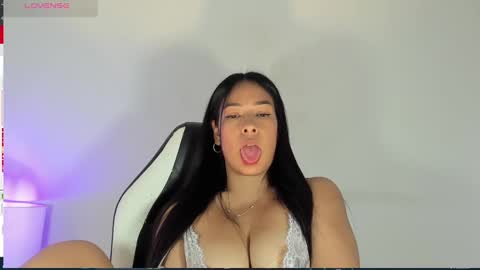 Snapshot of bella_hadid1_ chatting on February 24, 2025, 6:58 pm Laura online show from February 24, 2025, 6:58 pm