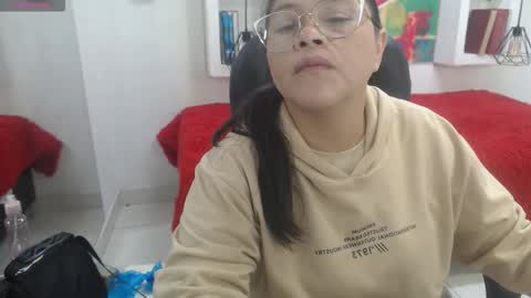 lady online show from November 15, 2025, 11:51 am