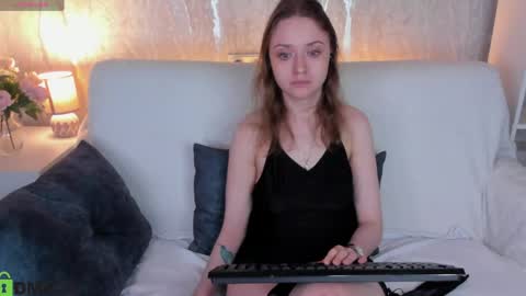 Linda Bella online show from April 14, 2026, 1:33 am