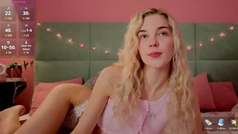 Snapshot of bella_stewarttt chatting on May 8, 2026, 1:33 am Bella NEW ROOM online show from May 8, 2026, 1:33 am