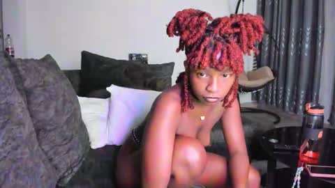 Snapshot of bella_thequeen chatting on October 11, 2025, 9:35 pm Bella sweetpea online show from October 11, 2025, 9:35 pm