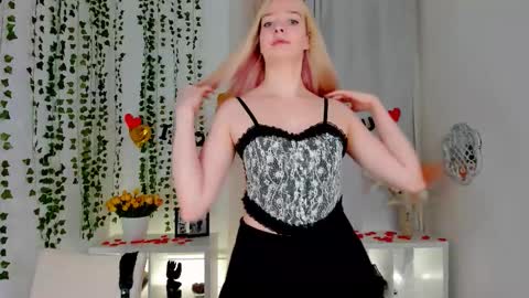 Snapshot of bellamontgomery chatting on February 9, 2026, 4:55 pm Bella online show from February 9, 2026, 4:55 pm