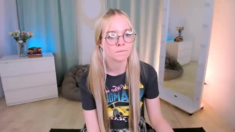 Snapshot of bellamontgomery chatting on May 17, 2026, 9:22 pm Bella online show from May 17, 2026, 9:22 pm
