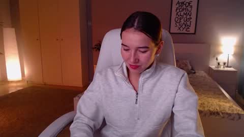 Bella online show from October 12, 2025, 1:04 am