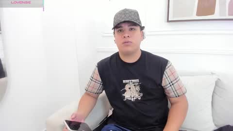 bennett_alejoo online show from September 11, 2025, 4:18 pm