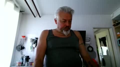 Snapshot of berg_boy chatting on May 16, 2026, 8:33 am Martin online show from May 16, 2026, 8:33 am
