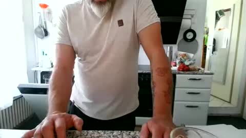 Snapshot of berg_boy chatting on June 1, 2026, 10:39 am Martin online show from June 1, 2026, 10:39 am