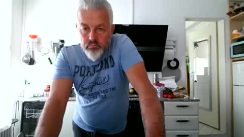 Snapshot of berg_boy chatting on June 5, 2026, 10:21 am Martin online show from June 5, 2026, 10:21 am