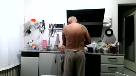 Snapshot of berg_boy chatting on August 3, 2026, 4:00 am Martin online show from August 3, 2026, 4:00 am