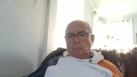 bernard1102 online show from December 20, 2025, 4:14 pm