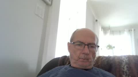 Snapshot of bernard1102 chatting on April 22, 2026, 1:01 pm bernard1102 online show from April 22, 2026, 1:01 pm