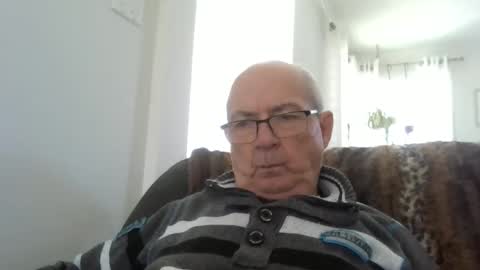 Snapshot of bernard1102 chatting on May 22, 2026, 2:22 pm bernard1102 online show from May 22, 2026, 2:22 pm
