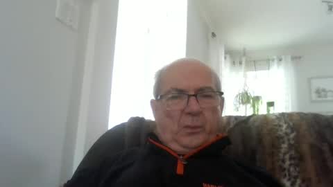 Snapshot of bernard1102 chatting on June 25, 2026, 2:10 pm bernard1102 online show from June 25, 2026, 2:10 pm