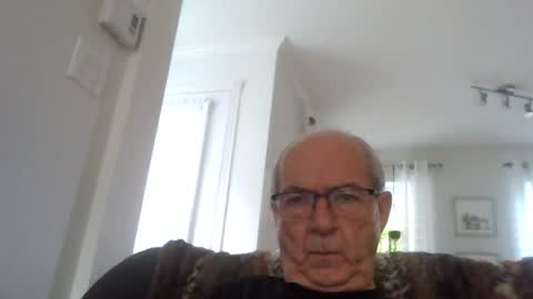 Snapshot of bernard1102 chatting on July 9, 2026, 11:03 am bernard1102 online show from July 9, 2026, 11:03 am