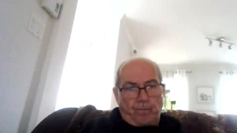 Snapshot of bernard1102 chatting on August 3, 2026, 2:22 pm bernard1102 online show from August 3, 2026, 2:22 pm
