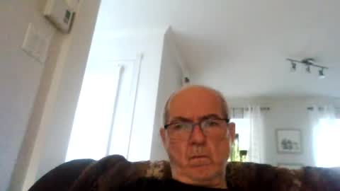 Snapshot of bernard1102 chatting on August 6, 2026, 10:28 am bernard1102 online show from August 6, 2026, 10:28 am
