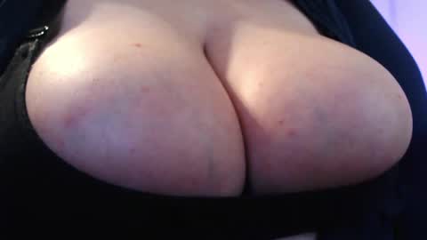 bigbittiesandfun online show from April 23, 2026, 11:40 pm