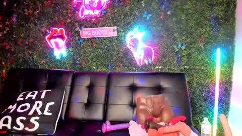 bigbuttsarena online show from December 15, 2024, 4:07 am