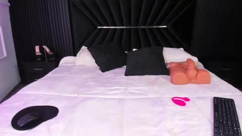 Zayra online show from October 25, 2025, 8:11 am