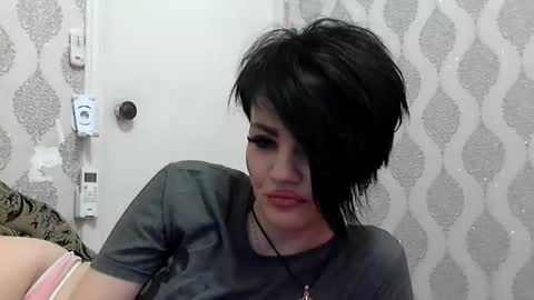 black_hot_01 online show from February 12, 2025, 1:27 pm