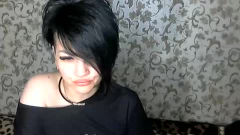 black_hot_01 online show from October 5, 2025, 11:46 pm