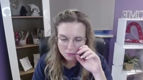 Z O E Y online show from September 16, 2025, 4:35 am