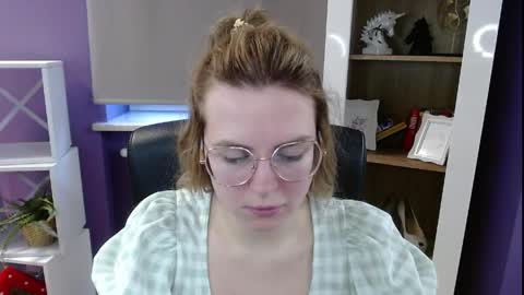 Z O E Y online show from April 8, 2026, 5:07 am